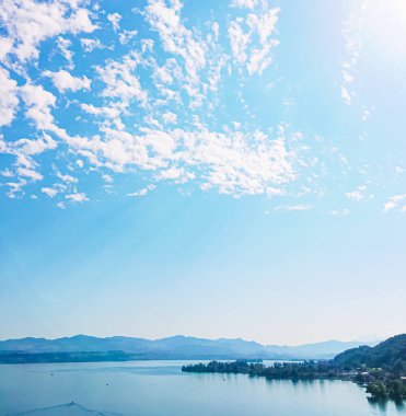 Idyllic İsviçre manzarası, Wollerau 'daki Zürih Gölü manzarası, İsviçre' deki Schwyz kantonu, Zürih, dağlar, mavi su, gökyüzü yaz doğası ve seyahat yeri olarak idealdir.