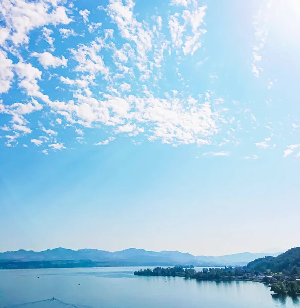 Paisaje suizo idílico, vista del lago Zurich en Wollerau, cantón de Schwyz en Suiza, Zurichsee, montañas, agua azul, cielo como destino de verano de la naturaleza y los viajes, ideal como impresión artística escénica —  Fotos de Stock