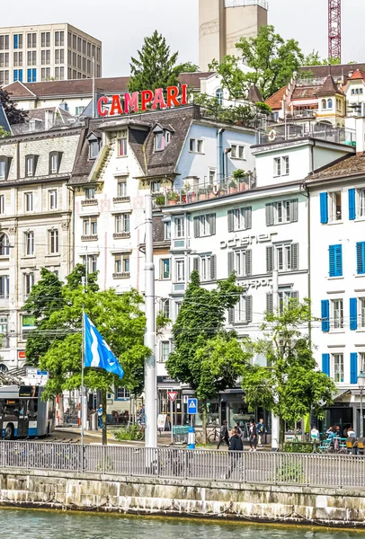 Utcák és történelmi óvárosi épületek a zürichi HB vasútállomás közelében, Hauptbahnhof, svájci építészet és utazási célpont Zürichben, Svájcban — Stock Fotó