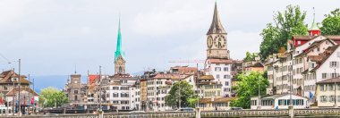 Zürih, İsviçre 'de Zürih HB, Hauptbahnhof, İsviçre mimarisi ve seyahat merkezi yakınlarındaki tarihi Eski Şehir binaları görülüyor.