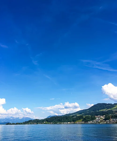 Idyllic İsviçre manzarası, Richterswil, İsviçre 'deki Zürih Gölü manzarası, dağlar, Zürih' in mavi suyu, yaz doğası ve seyahat merkezi olarak gökyüzü, manzaralı sanat baskısı için ideal. — Stok fotoğraf
