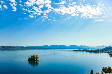 Wollerau 'daki Zürih Gölü, İsviçre' deki Schwyz kantonu, Zürih, İsviçre dağlarının manzarası, yazın mavi su ve gökyüzü, cennet gibi doğa ve mükemmel seyahat yeri, manzara baskısı olarak ideal.