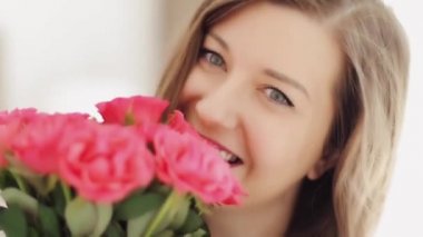 Mutlu güzel kadın gülümsüyor, çiçek buketi alıyor bayram hediyesi olarak, romantik hediye ve aşk sürprizi, insanlar ve tatiller