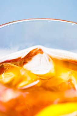 Bardakta limonlu buzlu çay açık havada soğuk taze içecek, yaz kokteyli veya tatlı meyve suyu, sokak yemeği ve restoran menüsü konsepti.