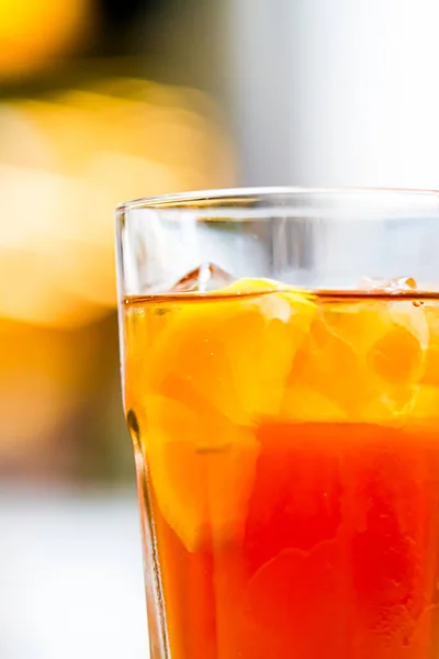 Ледяной чай с лимоном в стакане в качестве холодного свежего напитка на открытом воздухе, летний коктейль или сладкие фруктовые содовые напитки, уличные продукты питания и ресторан концепции меню — стоковое фото