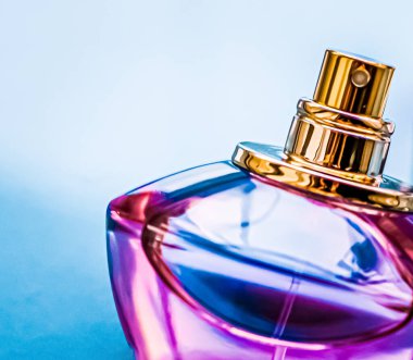 Parlak arka planda parfüm şişesi, tatlı çiçek kokusu, büyüleyici koku ve tatil hediyesi olarak da eau de parfum ve lüks kozmetik ürünleri markası tasarımı.