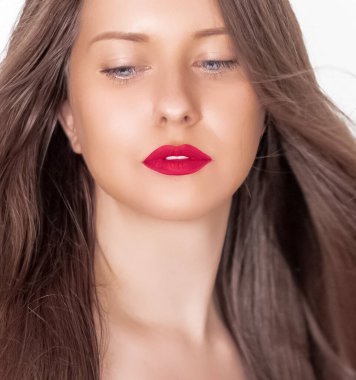 Sağlıklı, güzel, uzun saçlı, bronz tenli, esmer saçlı, bronz tenli, bronz tenli, güzel bir kadın.