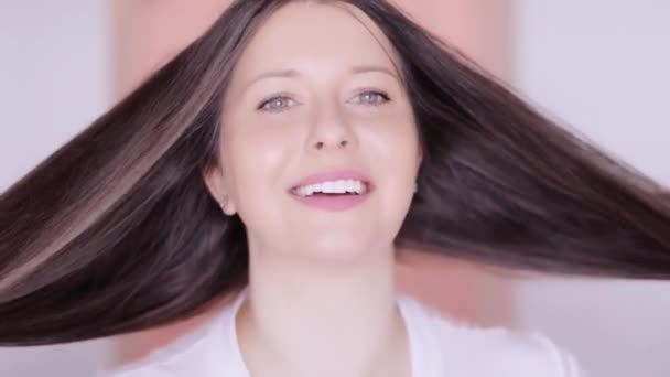 Mooie vrouw met gezond recht glanzend haar, portret van brunette met lang kapsel en natuurlijke make-up, haarverzorging en beauty advertentie — Stockvideo