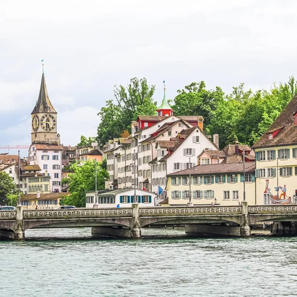 Zürich, Svájc kilátás történelmi óvárosi épületek közelében fő vasútállomás Zurich HB, Hauptbahnhof, svájci építészet és utazási cél — Stock Fotó