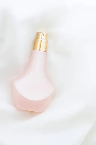 Vintage-Parfümflasche rosa und gold und weiße Seide, Schönheit und Kosmetik — Stockfoto