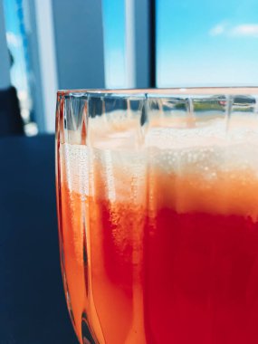 Sağlıklı içecek, meyve vitaminleri ve içecek menüsü, lüks restoranda taze meyve suyu açık hava, yemek servisi ve sağlıklı kahvaltı konsepti.