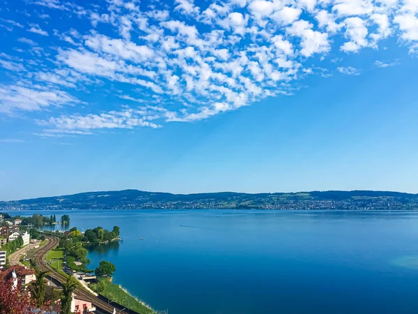 Idyllic İsviçre manzarası, Wollerau 'daki Zürih Gölü manzarası, İsviçre' deki Schwyz kantonu, Zürih, dağlar, mavi su, gökyüzü yaz doğası ve seyahat yeri olarak idealdir. — Stok fotoğraf