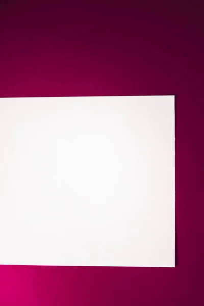 Papel A4 en blanco, blanco sobre fondo rosa como plano de papelería de oficina, diseño de identidad de marca de lujo y diseño de identidad de marca para maqueta — Foto de Stock