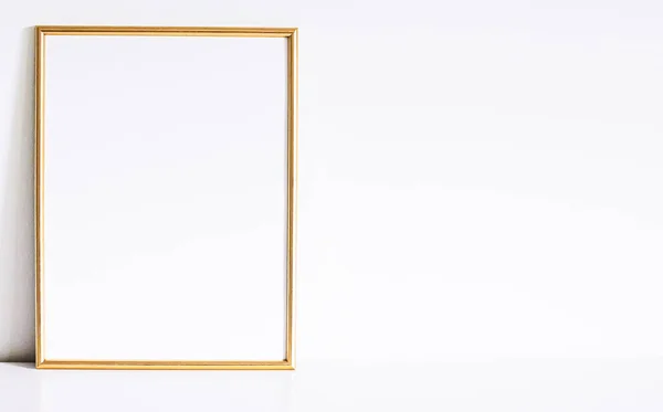 Золотая рамка на белой мебели, роскошный домашний декор и дизайн для макета, печать плакатов и печатное искусство, витрина интернет-магазина — стоковое фото