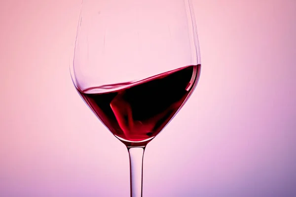 Премиум красное вино в хрустале, алкогольный напиток и роскошный аперитив, энология и виноградарство продукт — стоковое фото