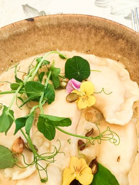 Geleneksel mutfak, aşçılık ve gurme seyahati, mantar soslu ev yapımı hamur tatlısı tarifi, Old Town 'daki lüks restoranda cips.