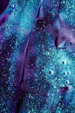 Soyut mor sıvı zemin, boya sıçraması, girdap deseni ve su damlaları, güzellik jeli ve kozmetik doku, modern sihir sanatı ve lüks düz dizayn olarak bilim