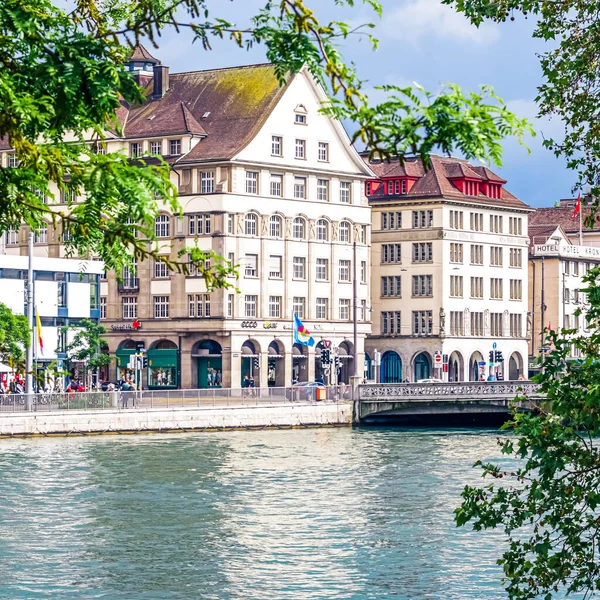 Utcák és történelmi óvárosi épületek a zürichi HB vasútállomás közelében, Hauptbahnhof, svájci építészet és utazási célpont Zürichben, Svájcban — Stock Fotó