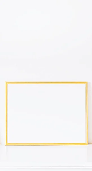 Gouden frame op wit meubilair, luxe interieur en design voor mockup, poster print en printbare kunst, online shop showcase — Stockfoto