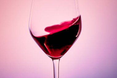 Kristal bardakta kaliteli kırmızı şarap, alkol içeceği ve lüks aperatif, oenoloji ve ekoloji ürünü.