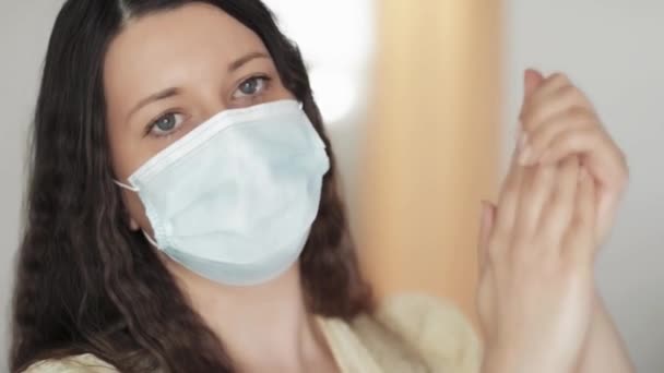 Žena v ochranné masce obličeje mytí rukou s dezinfekčním mýdlem, krém na ruce nebo antivirový antibakteriální gel jako hygiena u pandemie koronaviru, prevence virových infekcí a ochrana zdraví — Stock video