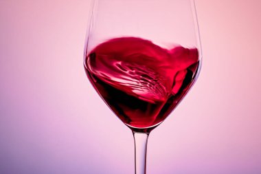 Kristal bardakta kaliteli kırmızı şarap, alkol içeceği ve lüks aperatif, oenoloji ve ekoloji ürünü.