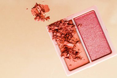 Altın arka planda izole bir şekilde uzanan göz makyajı ya da allık rengi palet, düz göz farı düz dizayn edilmiş göz farı, ezilmiş makyaj ve kozmetik ürün.