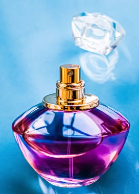 Parlak arka planda parfüm şişesi, tatlı çiçek kokusu, büyüleyici koku ve tatil hediyesi olarak da eau de parfum ve lüks kozmetik ürünleri markası tasarımı.