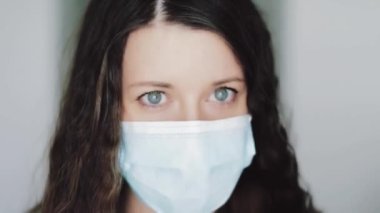 Korunaklı yüz maskesi takan kadın, koronavirüs salgını, virüs enfeksiyonu önleme ve sağlık koruma kavramı nedeniyle karantina süresince güvenli ve sağlıklı bir şekilde evde kalacak.