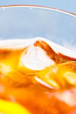 Bardakta limonlu buzlu çay açık havada soğuk taze içecek, yaz kokteyli veya tatlı meyve suyu, sokak yemeği ve restoran menüsü konsepti.