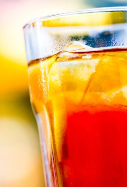Bardakta limonlu buzlu çay açık havada soğuk taze içecek, yaz kokteyli veya tatlı meyve suyu, sokak yemeği ve restoran menüsü konsepti.