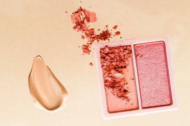 Altın arka planda izole bir şekilde uzanan göz makyajı ya da allık rengi palet, düz göz farı düz dizayn edilmiş göz farı, ezilmiş makyaj ve kozmetik ürün.