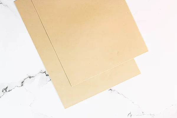 Bézs A4-es papírok fehér márvány háttér irodaszerek lapos, luxus branding flat lay és márka identitás design mockup — Stock Fotó