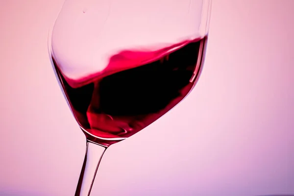Vin rouge haut de gamme en verre cristal, boisson alcoolisée et apéritif de luxe, œnologie et viticulture — Photo