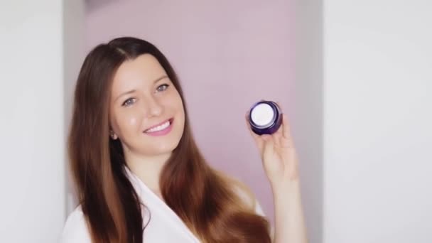 Mujer hermosa con la piel sana brillante usando el producto natural del cuidado de la piel, crema facial hidratante, loción cosmética o máscara de emulsión como rutina de cuidado de la piel de lujo y cosméticos de belleza comercial — Vídeos de Stock