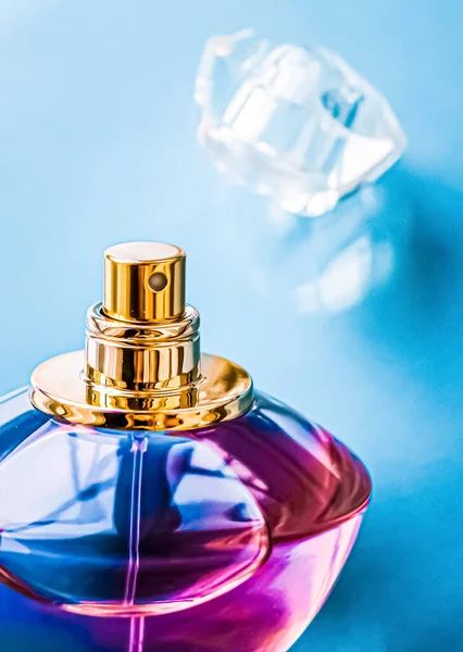 Botella de perfume sobre fondo brillante, aroma floral dulce, fragancia glamurosa y eau de parfum como regalo de vacaciones y cosméticos de belleza de lujo diseño de la marca — Foto de Stock