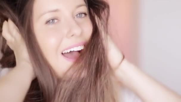 Vacker kvinna med friska raka glänsande hår, porträtt av brunett med lång frisyr och naturlig makeup, hårvård och skönhet annons — Stockvideo