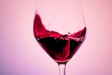 Kristal bardakta kaliteli kırmızı şarap, alkol içeceği ve lüks aperatif, oenoloji ve ekoloji ürünü.