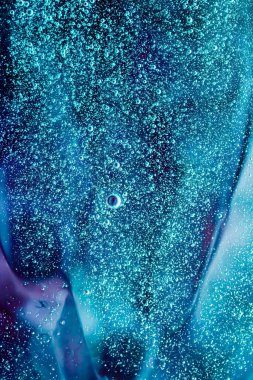 Soyut akuamarin sıvı arkaplan, boya sıçraması, girdap deseni ve su damlaları, güzellik jeli ve kozmetik doku, modern sihir sanatı ve lüks düz dizayn olarak bilim