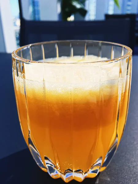 Здоровый напиток, витамины и напитки, свежий апельсиновый сок в роскошном ресторане на открытом воздухе, питание и гостиничный завтрак — стоковое фото