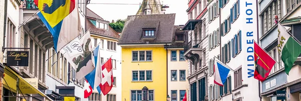 Ulice handlowe i zabytkowe budynki Starego Miasta, sklepy i luksusowe sklepy w pobliżu głównej ulicy Bahnhofstrasse w centrum miasta, szwajcarska architektura i cel podróży w Zurychu, Szwajcaria — Zdjęcie stockowe