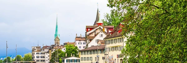 Ulice i zabytkowe budynki Starego Miasta w pobliżu głównego dworca kolejowego Zurich HB, Hauptbahnhof, szwajcarska architektura i cel podróży w Zurychu, Szwajcaria — Zdjęcie stockowe