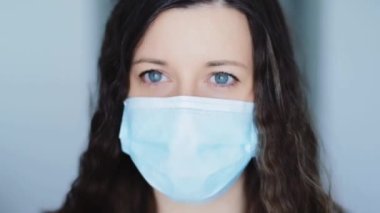 Koruyucu yüz maskesi takan stresli kadın baş ağrısı, stres ve negatif duygu, koronavirüs salgını, virüs enfeksiyonu önleme ve sağlık hizmetleri nedeniyle karantinada tecrit