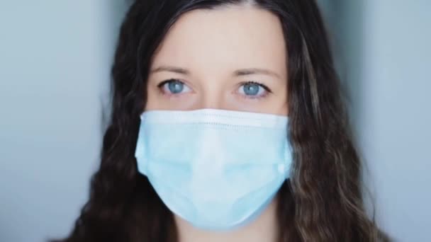 Les femmes stressées qui portent un masque facial protecteur éprouvent des maux de tête, du stress et des émotions négatives, sont isolées en quarantaine en raison d'une pandémie de coronavirus, de la prévention des infections virales et des soins de santé. — Video