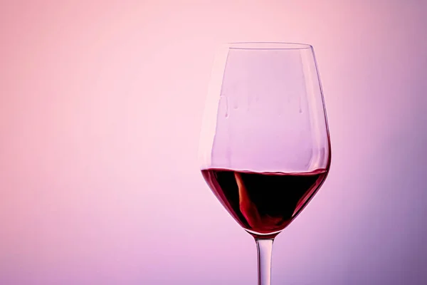 크리스털 유리, 알콜 음료 및 고급 aperitif, oenology 및 생식재에 대한 프리미엄 레드와인 — 스톡 사진