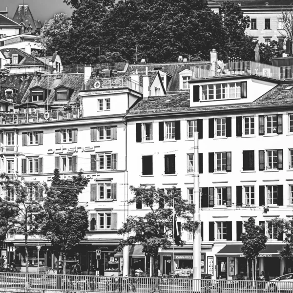 Vintage vista monocromática de las históricas calles y edificios de la Ciudad Vieja cerca de la estación principal de tren Zurich HB, Hauptbahnhof, arquitectura suiza y destino de viajes en Zurich, Suiza — Foto de Stock