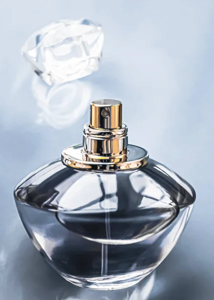 Colônia dos homens, garrafa de perfume como fragrância vintage, eau de parfum como presente de férias, marca de perfumaria de luxo presente — Fotografia de Stock