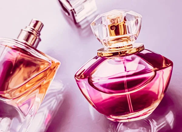 Damskie perfumy, różowa butelka wody kolońskiej jako aromat vintage, eau de perfum jako prezent na wakacje, luksusowe perfumerii marki obecny — Zdjęcie stockowe