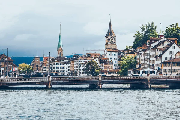 Zürich, Svájc kilátás történelmi óvárosi épületek közelében fő vasútállomás Zurich HB, Hauptbahnhof, svájci építészet és utazási cél — Stock Fotó