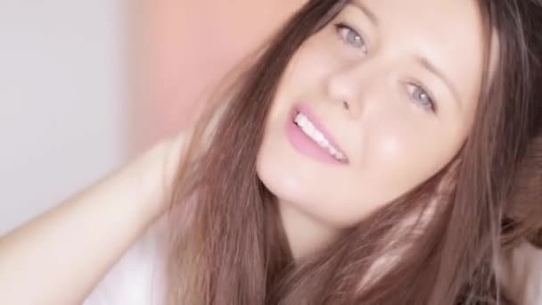 Mooie vrouw met gezond recht glanzend haar, portret van brunette met lang kapsel en natuurlijke make-up, haarverzorging en beauty advertentie — Stockvideo